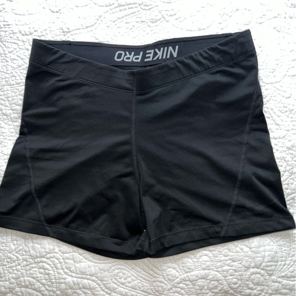 NIKE PRO BLACK SHORT SIZE LARGE EUC - Picture 2 of 3